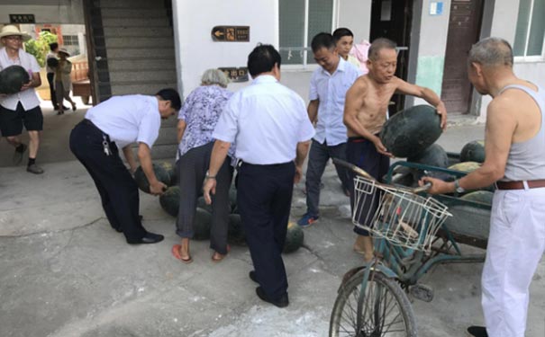 炎炎夏日，為福利院老人送清涼